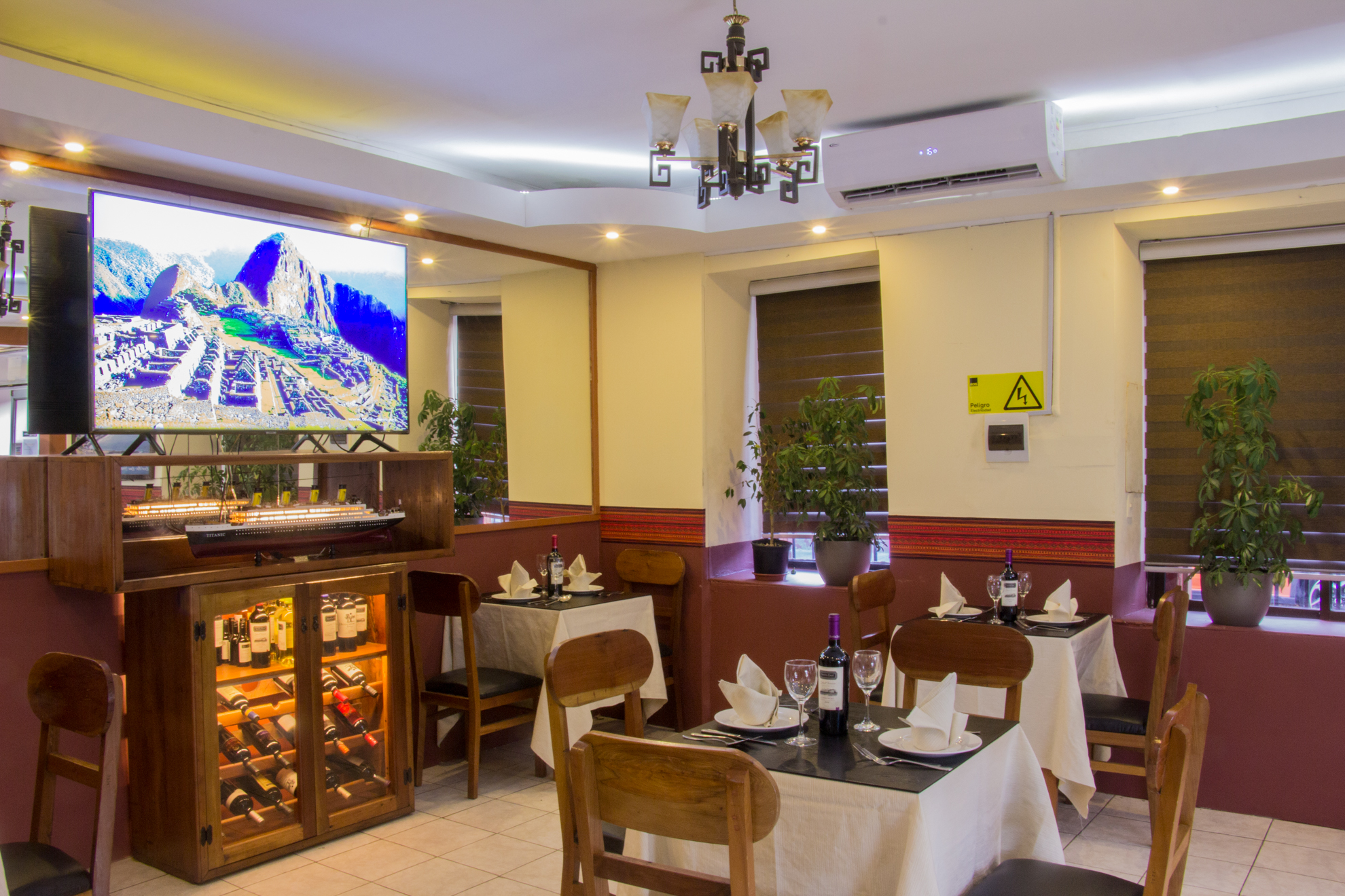 Ambiente y sala del restaurante Larcomar en San Felipe